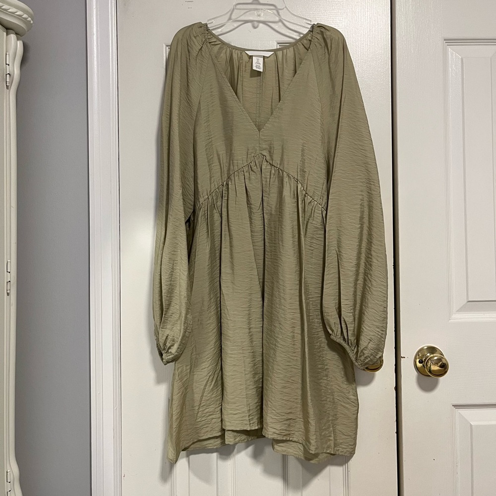 H&M Light Sage Green V Neck Mini Dress (Small)